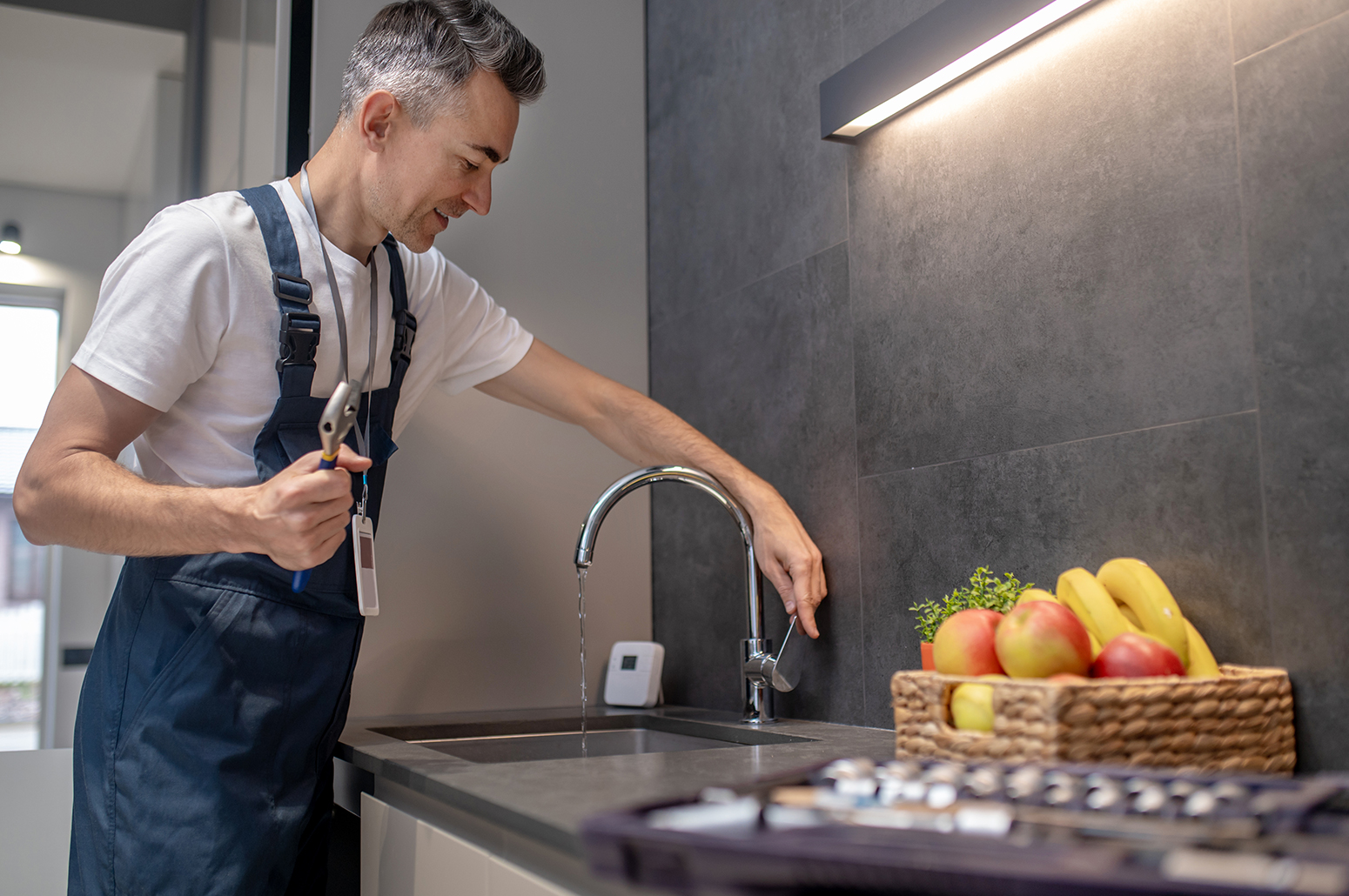 Plombier professionnel au travail